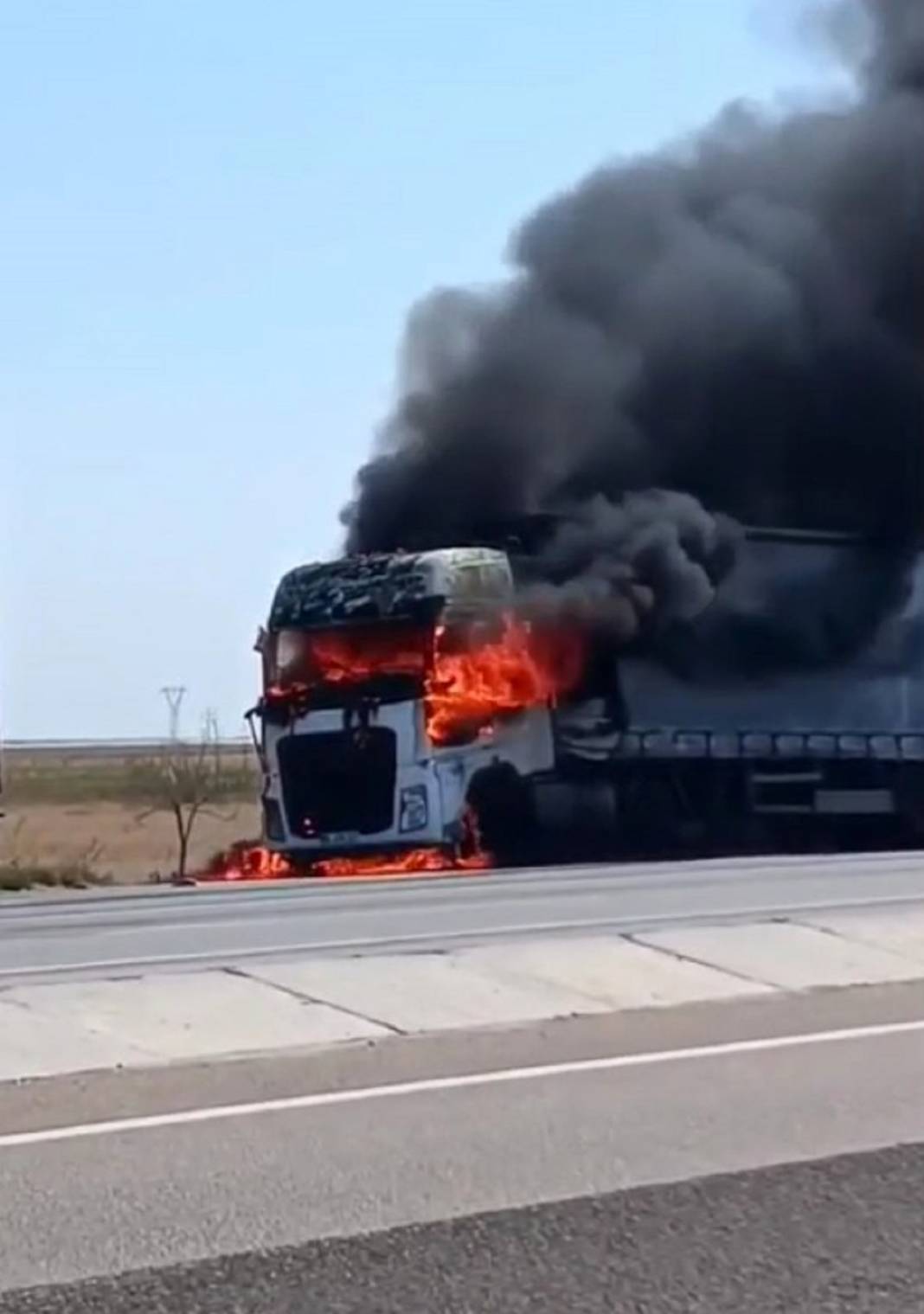 Konya'da seyir halindeki TIR'da yangın çıktı! 4